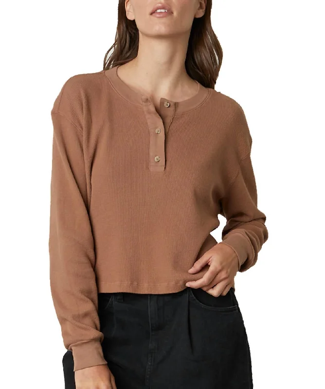 Bonnie Henley Tee In Camel