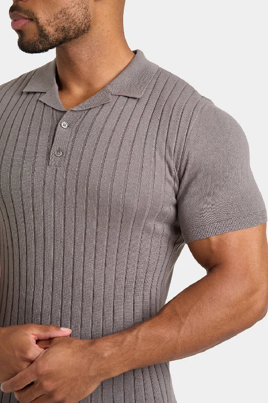 Ribbed Knitted Polo Shirt in Mole